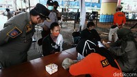 Para pelanggar juga didata di posko operasi yustisi protokol COVID-19.