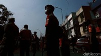Operasi yustisi penertiban protokol kesehatan melibatkan petugas gabungan seperti Satpol PP, polisi dan TNI.