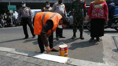 Bandel! Pelanggar Protokol Kesehatan Dihukum Ngecat Trotoar