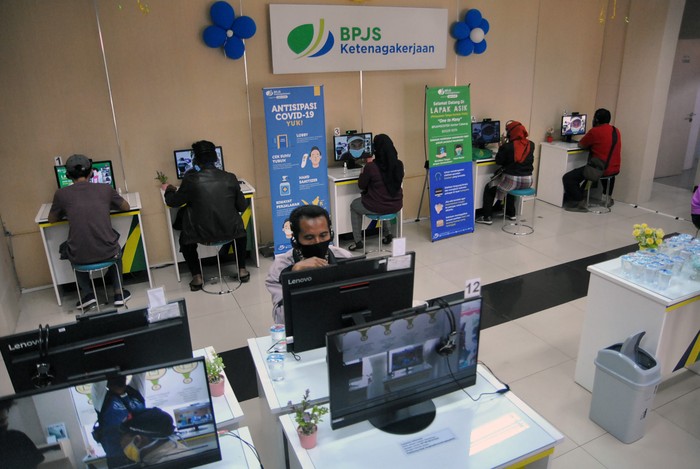 PELAYANAN TANPA KONTAK FISIK BPJAMSOSTEK Sejumlah peserta Badan Penyelenggara Jaminan Sosial (BPJS) Ketenagakerjaan atau BPJAMSOSTEK memanfaatkan Layanan Tanpa Kontak Fisik (Lapak Asik) di BPJAMSOSTEK Kantor Cabang Bogor Kota, Jawa Barat, Jumat (18/9/2020). Pelayanan cepat BPJAMSOSTEK terhadap peserta dengan tanpa kontak fisik langsung melalui layanan daring dan video conference tersebut sebagai bagian protokol kesehatan dalam upaya pencegahan penyebaran COVID-19. ANTARA FOTO/Arif Firmansyah/pras.