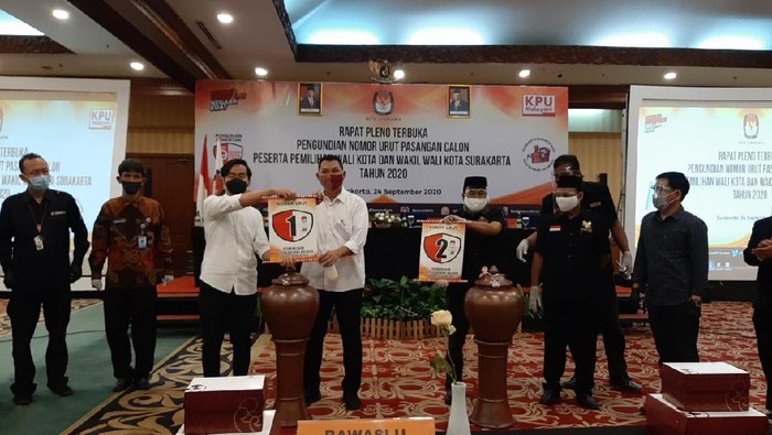 Pengundian nomor urut Pilkada Solo, Kamis (24/9/2020). Gibran Rakabuming Raka-Teguh Prakosa dapat nomor urut 1 dan pasangan Bagyo Wahyono-FX Supardjo nomor urut 2.
