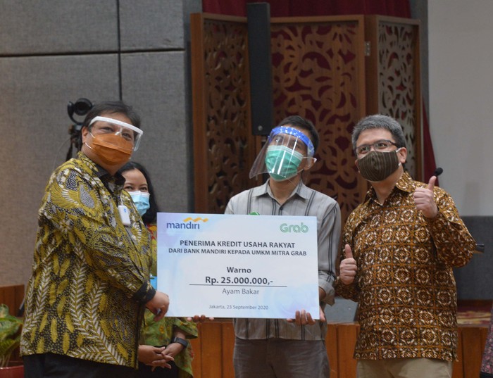 Penyerahan KUR kepada mitra merchant Grab secara simbolis.