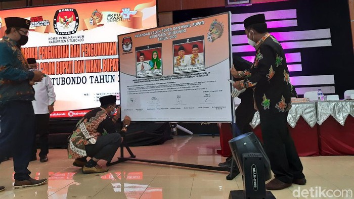 Teriakan yel-yel pendukung pasangan calon (paslon) mewarnai pengundian nomor urut dua paslon Bupati dan Wakil Bupati Situbondo, Kamis (24/9/2020). Sambil mengacung-acungkan poster gambar paslon yang dibawanya, para pendukung kedua paslon itu sempat terlibat saling adu jargon.