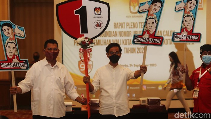Dua pasangan calon (paslon) Pilkada Solo mengikuti tahapan pengundian nomor urut. Gibran Rakabuming Raka-Teguh Prakosa mendapatkan nomor 1, Bagyo Wahyono-FX Supardjo mendapatkan nomor 2.