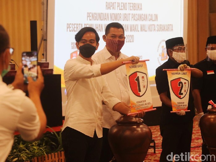 Dua pasangan calon (paslon) Pilkada Solo mengikuti tahapan pengundian nomor urut. Gibran Rakabuming Raka-Teguh Prakosa mendapatkan nomor 1, Bagyo Wahyono-FX Supardjo mendapatkan nomor 2.