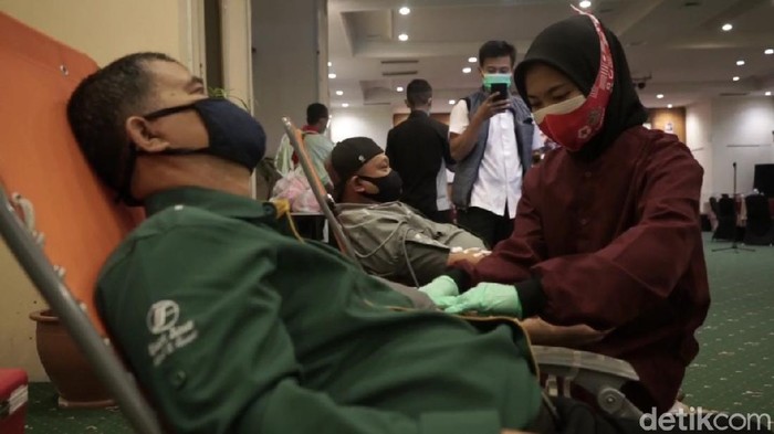 PMI Subang jemput bola warga yang akan donor darah.