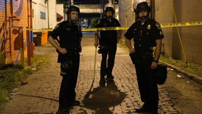 Polisi meninjau lokasi penembakan di aksi protes Breonna Taylor (AFP Photo)