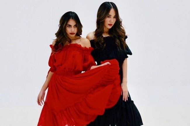 Pasangan ibu dan anak yang satu ini memang selalu terlihat tampil kompak dan keren. Pada pemotretan ini Ina dan Valerie Thomas tampak kompak mengenakan lipstik berwarna merah. Foto: Instagram/valerieethomas