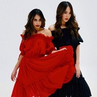 Pasangan ibu dan anak yang satu ini memang selalu terlihat tampil kompak dan keren. Pada pemotretan ini Ina dan Valerie Thomas tampak kompak mengenakan lipstik berwarna merah. Foto: Instagram/valerieethomas