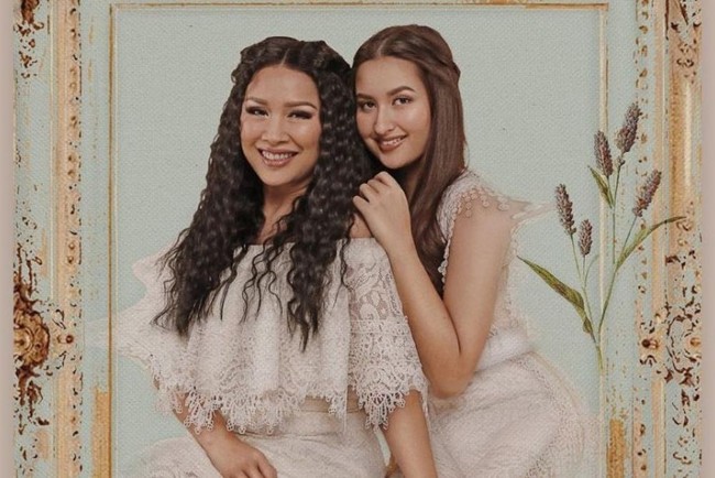 Titi DJ terlihat tampil kompak dengan sang anak, Stephanie Poetri. Pasangan ibu dan anak yang sama-sama memiliki suara merdu ini terlihat sama-sama cantik. Bagaimana menurutmu? Foto: Instagram/ti2dj