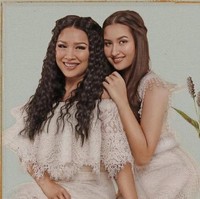 Titi DJ terlihat tampil kompak dengan sang anak, Stephanie Poetri. Pasangan ibu dan anak yang sama-sama memiliki suara merdu ini terlihat sama-sama cantik. Bagaimana menurutmu? Foto: Instagram/ti2dj