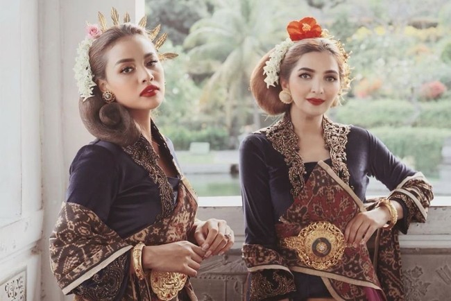 Dalam balutan pakaian adat, Ashanty dan Aurel Hermansyah terlihat sangat kompak. Bak kakak beradik bukan? Foto: Instagram/aurelie.hermansyah