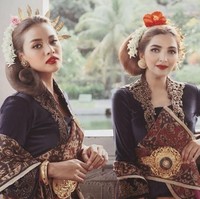 Dalam balutan pakaian adat, Ashanty dan Aurel Hermansyah terlihat sangat kompak. Bak kakak beradik bukan? Foto: Instagram/aurelie.hermansyah