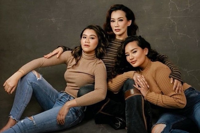 Reza Artamevia saat melakukan pemotretan dengan dua orang putrinya, Aaliya dan Zahwa Rezi Massaid. Terlihat kompak banget ya? Foto: Instagram/aaliyah.massaid