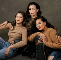 Reza Artamevia saat melakukan pemotretan dengan dua orang putrinya, Aaliya dan Zahwa Rezi Massaid. Terlihat kompak banget ya? Foto: Instagram/aaliyah.massaid