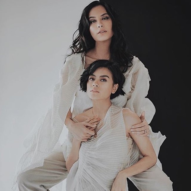 Potret kebersamaan Eva Celia dengan Sophia Latjuba ini bak pinang dibelah dua. Keduanya terlihat sama-sama cantik dengan balutan pakaian berwarna putih. Foto: Instagram/evacelia