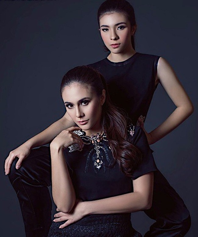 Sama-sama kompak mengenakan pakaian serba hitam, gaya Wulan Guritno dengan Shaloom Razade terlihat keren seperti kakak beradik. Foto: Instagram/sharazaaa