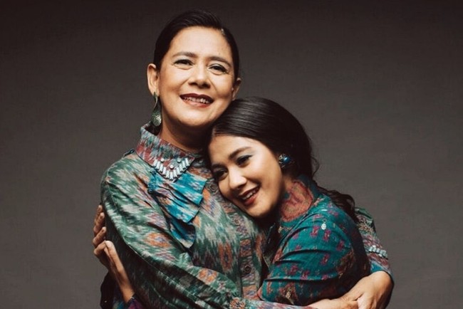 Kompak mengenakan baju senada, pasangan ibu dan anak yang satu ini sukses bikin hati meleleh. Lihat saja gaya Lydia Kandou dan Naysila Mirdad, kompak banget kan? Foto: Instagram/naymirdad