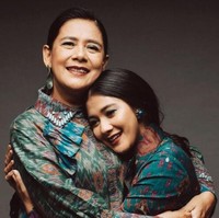 Kompak mengenakan baju senada, pasangan ibu dan anak yang satu ini sukses bikin hati meleleh. Lihat saja gaya Lydia Kandou dan Naysila Mirdad, kompak banget kan? Foto: Instagram/naymirdad