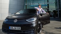 Joachim Loew menjalani sesi pemotretan dengan ID.3 di Volkswagen Glaeserne Manufaktur, Dresden, Jerman.