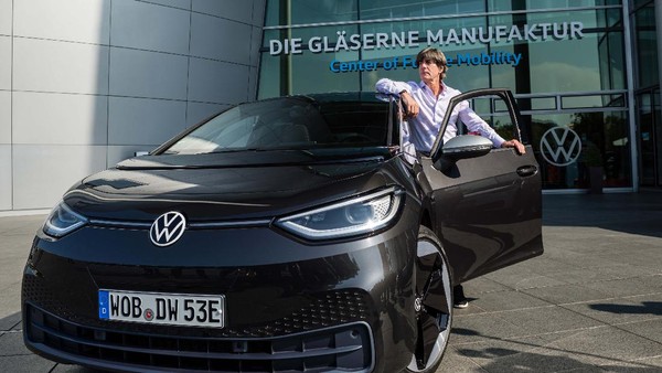 Potret Joachim Loew di Balik Kemudi Mobil Listrik Volkswagen ID.3