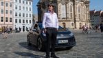 Potret Joachim Loew di Balik Kemudi Mobil Listrik Volkswagen ID.3