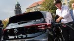 Potret Joachim Loew di Balik Kemudi Mobil Listrik Volkswagen ID.3