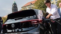 Joachim Loew mengisi batrai Volkswagen ID.3.