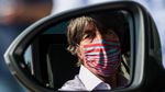 Potret Joachim Loew di Balik Kemudi Mobil Listrik Volkswagen ID.3