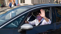 Pelatih Timnas Jerman Joachim Loew berada di ruang kemudi Volkswagen seri ID.3 di Dresden, Jerman, Rabu (23/9).