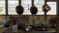 Seperti ini penampakan dapur di salah satu tempat tinggal para buruh di perkebunan sawit. AP Photo/Ore Huiying.