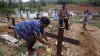 Seiring dengan melonjaknya permintaan global akan minyak sawit, perkebunan-perkebunan sawit pun berjuang untuk menemukan cukup tenaga kerja untuk memenuhi permintaan global tersebut. Tak jarang broker dimanfaatkan untuk mencari orang-orang dari berbagai wilayah untuk dipekerjakan sebagai buruh di perkebunan sawit tersebut. Bekerja sebagai buruh di perkebunan sawit bukanlah hal yang mudah, risiko kecelakaan kerja yang cukup tinggi membayangi mereka saat bekerja. AP Photo/Binsar Bakkara.