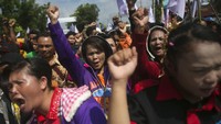 Isu terkait pelanggaran terhadap para buruh yang menyelimuti industri minyak sawit pun kerap diangkat oleh para aktivis maupun aliansi buruh. Sejumlah aksi unjuk rasa dilakukan agar dapat menciptakan suasana kerja yang aman bagi para buruh tersebut. AP Photo/Binsar Bakkara.
