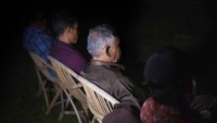Meski begitu, industri kelapa sawit tak hanya mengenai keuntungan besar. Kontroversi terkait persoalan-persoalan serius yang membayangi para buruh perkebunan sawit pun tak jarang diangkat kisahnya oleh para jurnalis maupun aktivis dari berbagai negara dunia. Dalam laporan investigasi ini, AP pun mewawancarai 130 pekerja maupun mantan pekerja perkebunan sawit dari perusahaan yang berasal dari delapan negara dan bekerja di perkebunan yang berada di kawasan Malaysia dan Indonesia. AP Photo/Binsar Bakkara.