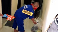 N yang dikenal sebagai dukun memang sering dimintai tolong oleh keluarga istrinya. Setelah sang bayi lahir, N langsung membungkusnya dengan kain selimut. Saat dilahirkan, bayi itu masih hidup dan sempat menangis. Namun oleh tersangka langsung dibekap menggunakan kain selimut hingga tewas. N lalu mengambil gunting untuk memotong tali pusarnya.