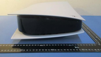 Cangkang berwarna putih itu berguna untuk menjaga agar PS5 tetap stabil di tempatnya. Foto: Twitter