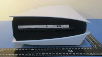 Foto penerus PS4 itu dimunculkan oleh National Communications Commission Taiwan, di mana PS5 tampak secara horisontal. Terlihat ukurannya yang gambot. Foto: Twitter