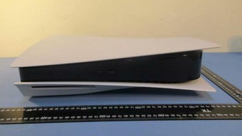 Ukuran resmi dari Sony adalah PS5 tingginya 390 mm dan ketebalannya 260 mm dan 104 mm. Foto: Twitter