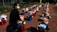 Diketahui puluhan boneka beruang tersebut ikutan demo karena protokol kesehatan yang hanya memperbolehkan massa berkerumun maksimal 10 orang.