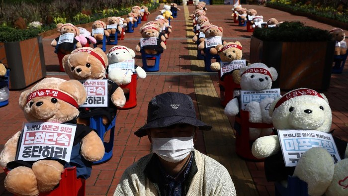 Puluhan Boneka Teddy Bear Ikutan Demo di Korsel Ada yang berbeda dari aksi unjuk rasa yang digelar para serikat PKL di Seoul. Terlihat puluhan boneka Teddy Bear ikutan menyuarakan protes anti-pemerintah.