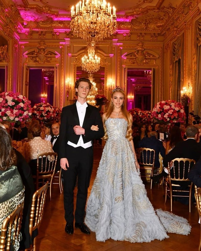 Di usia 17 tahun, Putri Carolina sudah sangat mahir dalam bersosialisasi. Ia memang sudah sering menemani orangtuanya mendatangi berbagai pesta dan acara formal sejak kecil. Tak hanya seorang putri, Carolina juga punya pengalaman sebagai model dan aktris. Carolina pernah dipilih sebagai model Chopard dan Dolce & Gabbana bahkan bermain film dengan Nicole Kidman dalam Grace of Monaco. Foto: Instagram