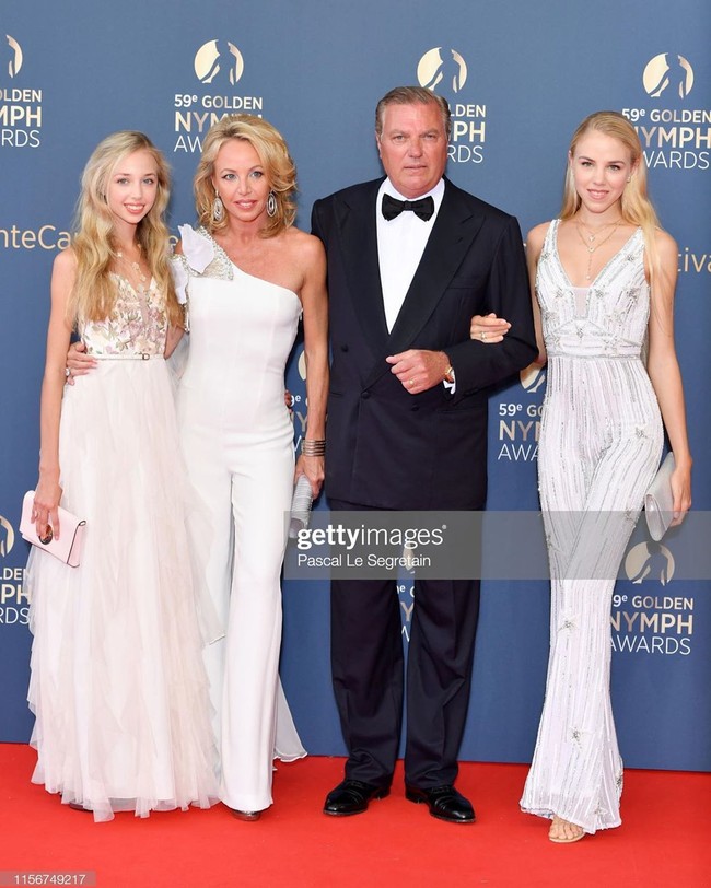 Maria Chiara yang berusia 15 dan Maria Carolina yang berusia 17 adalah anak dari Pangeran Carlo, Duke of Castro dan Putri Camilla, Duchess of Castro. Meski keluarga ini tidak memiliki kewenangan resmi untuk memerintah, mereka sering menghabiskan waktu untuk pekerjaan amal dan mempromosikan Italia Selatan. Foto: Instagram