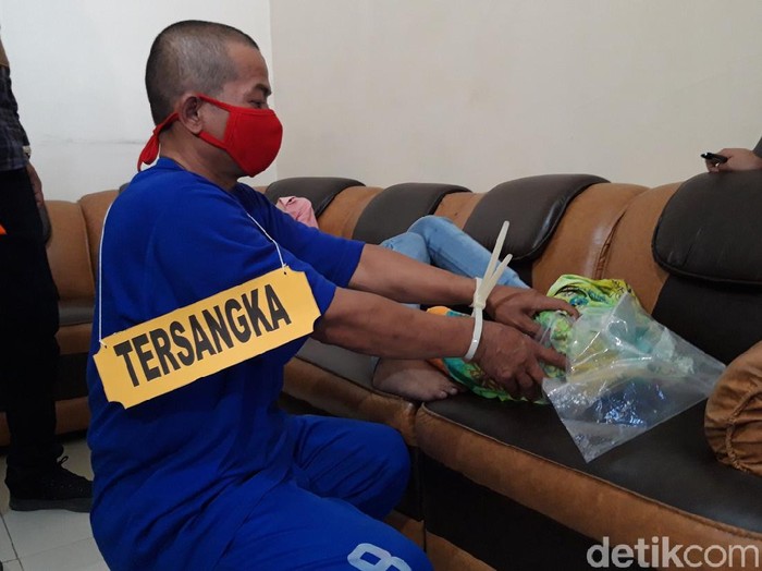 Rekonstruksi dukun bunuh bayi darah dagingnya sendiri di Boyolali, Kamis (24/9/2020). Bayi itu merupakan anak dari hubungan gelap pelaku dengan adik iparnya sendiri.