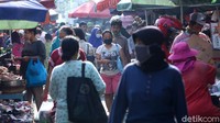 Sejumlah pembeli memadati salah satu pasar di Jakarta, Kamis (24/9/2020).