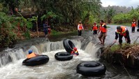 Yang ekstrim di sini kurang 2,3 km ada dua titik. Seperti di aliran sungai Kedung Singo. Traveler harus bisa menjaga keseimbangan, serta di beberapa arus membutuhkan tenaga lebih supaya bisa mengendalikan laju ban yang dinaiki.