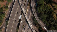 Belum diketahui apakah 21 ruas tol yang diajukan penyesuaian itu bakal naik atau tidak. Yang jelas, Danang bilang, Menteri PUPR sudah pernah menyampaikan agar penyesuaian tarif ditunda dulu sampai kondisi membaik. Belum diketahui apakah 21 ruas tol yang diajukan penyesuaian itu bakal naik atau tidak. Yang jelas, Danang bilang, Menteri PUPR sudah pernah menyampaikan agar penyesuaian tarif ditunda dulu sampai kondisi membaik.