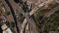 Di samping kenaikan tarif, jalan tol belakangan ini juga jadi perhatian karena banyak kendaraan yang tidak seharusnya seperti motor dan sepeda nyasar masuk. Di samping kenaikan tarif, jalan tol belakangan ini juga jadi perhatian karena banyak kendaraan yang tidak seharusnya seperti motor dan sepeda nyasar masuk.