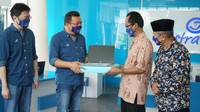 CEO Asuransi Astra, Rudy Chen bersama Chief Marketing Officer - Retail Business Asuransi Astra, Gunawan Salim menyerahkan beasiswa pendidikan senilai Rp300.000.000,00 beserta 9 buah laptop untuk menunjang kegiatan belajar-mengajar tenaga pendidikan dan murid-murid SLB-B Tuna Rungu, Sana Dharma yang terhambat karena pandemi. istimewa