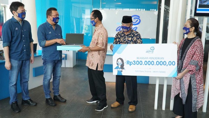 Sumbangan Pendidikan untuk SLB Bertepatan dengan Hari Bahasa Isyarat Internasional, Asuransi Astra menyerahkan beasiswa pendidikan untuk kegiatan belajar di SLB B Sana Dharma.