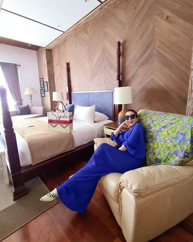 Di tengah pandemi ini, Syahrini dan Reino memilih untuk lebih banyak berdiam diri di hotel. Meski hanya di hotel, pelantun Restu itu tampil cetar dengan dress panjang biru.  Foto: Instagram
